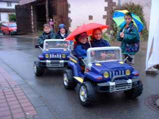 Beim Autofahren fr Kinder spielte das (trbe) Wetter keine Rolle